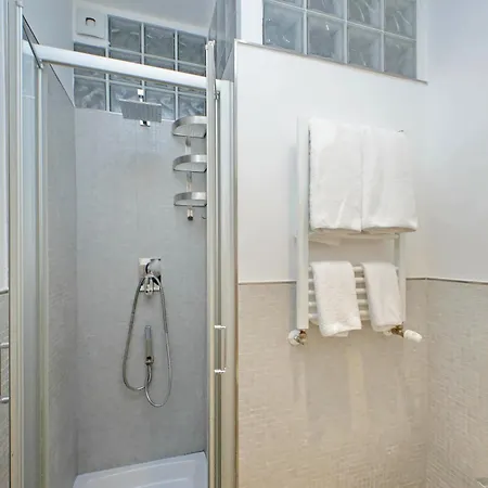 Ych-trendy Flat Near Marconi روما