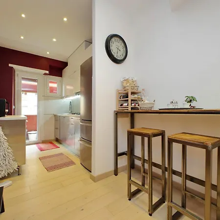 Ych-trendy Flat Near Marconi روما