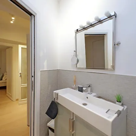 Ych-trendy Flat Near Marconi