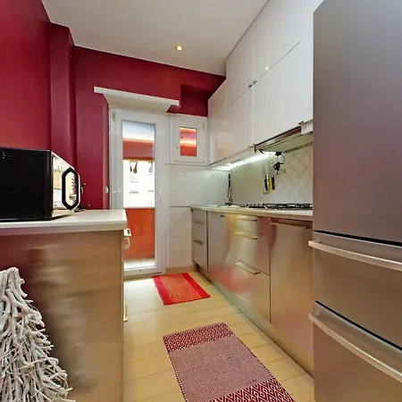 Ych-trendy Flat Near Marconi *